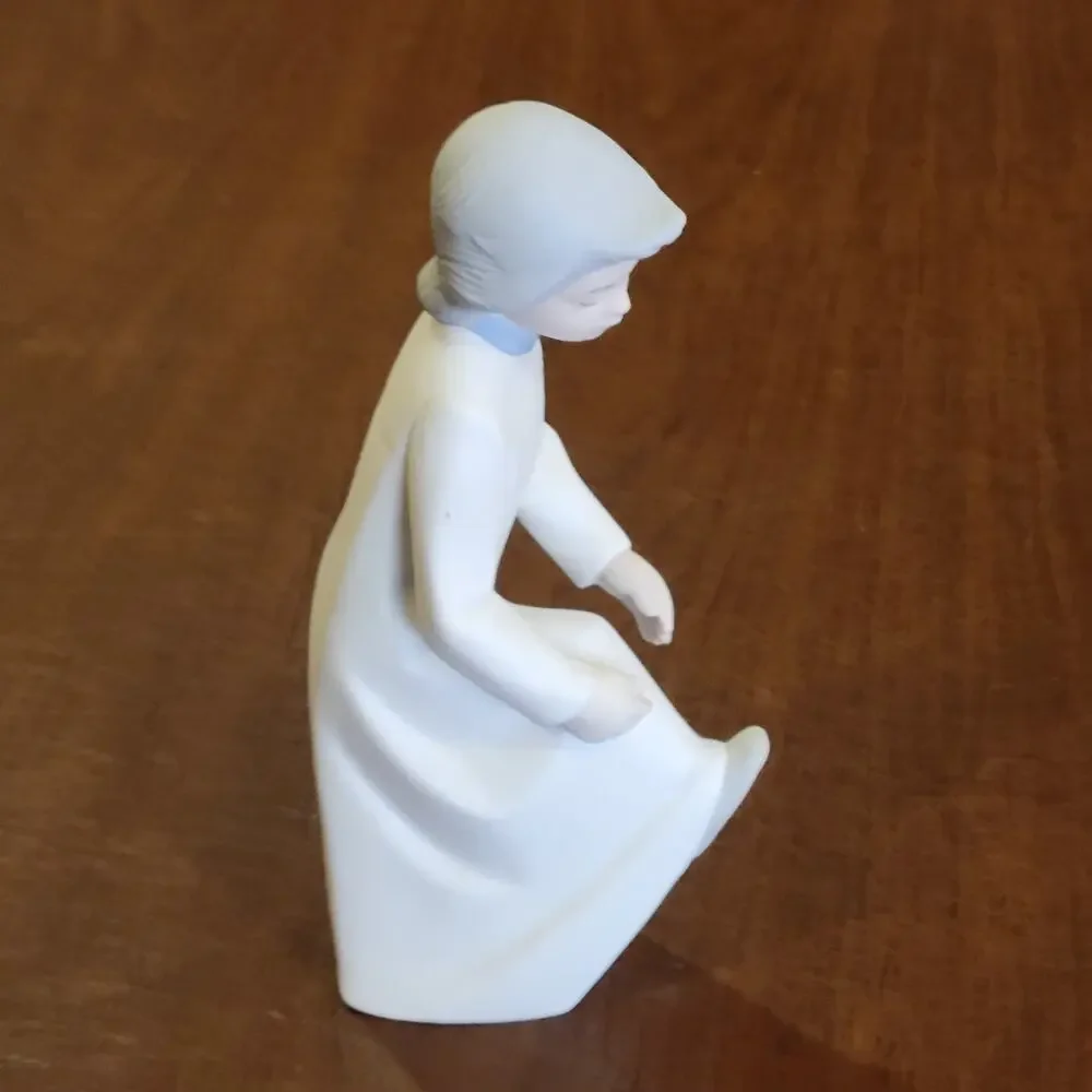 Vintage Rex Valencia porcelain figurine girl in a nightgown Made in Spain